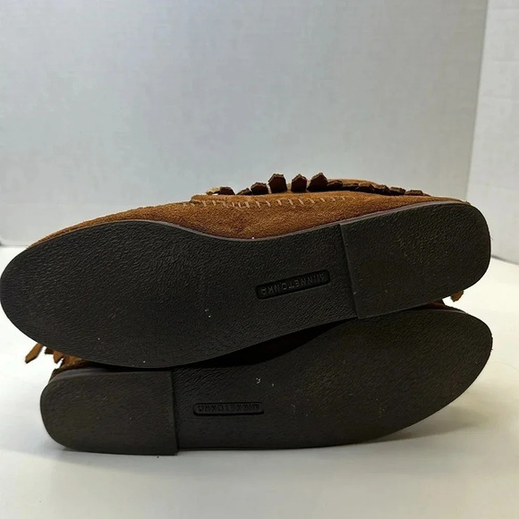 Minnetonka Moccasins Ankle Boots Fringed Suede Hard Sole Tan Brown 682 Women's 6 - Picture 7 of 9